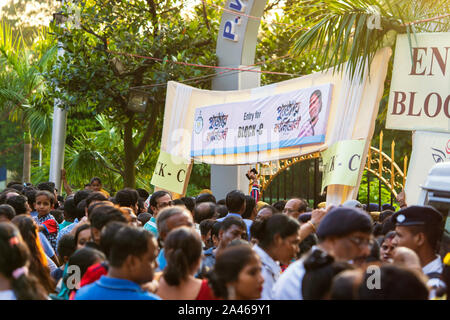 Die Menschen drängten sich auf dem Eingang der Puja Karneval 2019 an Red Road in Kolkata, West Bengal. Stockfoto