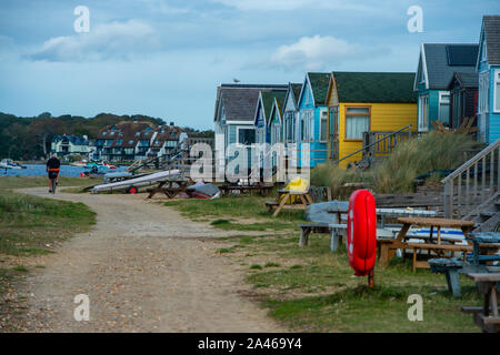 Holiday Beach Huts entlang der malerischen Mudeford Spit in Hengistbury Head in Dorset. Die Strandhütten sind als die teuerste Strand Hütten im Land, obwohl Sie kein fließendes Wasser, WC-Anlagen und Strom betrachtet. Stockfoto