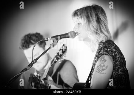 Indie singer/songwriter und Hadestown Schöpfer Anais Mitchell führt in Burlington, VT, USA, mit Gitarrist Austin Nevins. Stockfoto