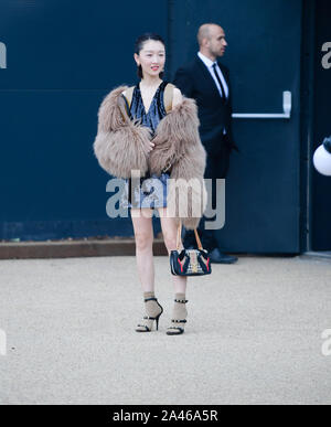 Chinesische Schauspielerin Zhou Dongyu besucht die zweimal jährlich erscheinende Mode-Special Sommer 2020 London Fashion Week in London, Großbritannien, 16. September 2019. Stockfoto