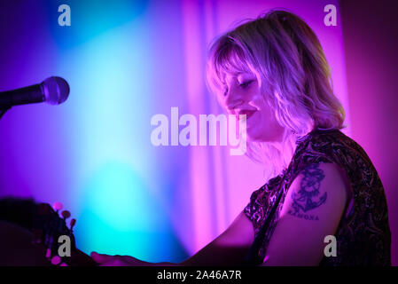 Indie singer/songwriter und Hadestown Schöpfer Anais Mitchell führt in Burlington, VT, USA, mit Gitarrist Austin Nevins. Stockfoto