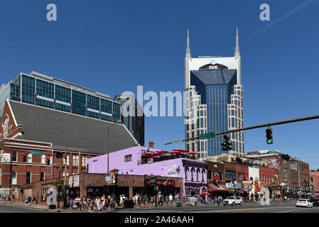 Nashville, TN, USA - 21. September 2019: Die historische Musik Reihe auf die Broadway Street mit mehreren Musik bezogenen Gebäude das Bild beinhaltet Ryman Au Stockfoto