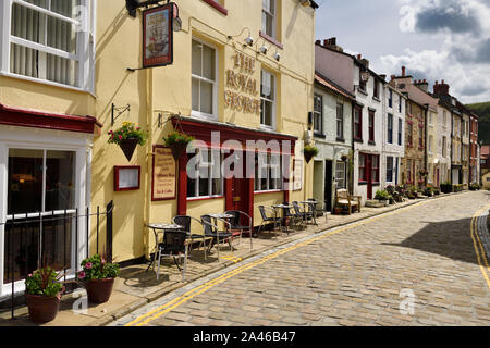 Das Royal George Hotel Restaurant auf Pflastersteinen High Street im Küstenort Staithes North Yorkshire England Stockfoto