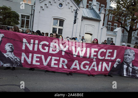 Warszawa, Mazowieckie, Polen. 11 Okt, 2019. Die Menschen halten ein Banner mit dem Bild von Hitler und Donald Trump sagen ''Nie wieder'' Während des Protestes. Hunderte Leute an die türkische Botschaft in Warschau versammelt, um gegen die türkische Invasion des nördlichen Syrien zu protestieren und ihre Solidarität mit dem kurdischen Volk zu zeigen. Die Demonstranten waren die ursprünglichen Kurden, die mit der Flagge von Kurdistan, YPG (durch den Menschen Schutz Einheiten), PKK (Arbeiterpartei Kurdistans) und mit dem Bild von Abdullah Ã-Calan, PKK-Führer. Credit: Attila Husejnow/SOPA Images/ZUMA Draht/Alamy leben Nachrichten Stockfoto