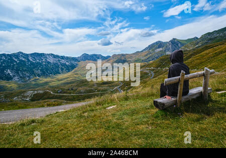 Frau auf holzbank auf malerischen Sommer Bergwelt des Nationalpark Durmitor, Montenegro, Balkan Dinarischen Alpen, UNESCO-Er Stockfoto
