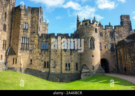 Blick auf den Lion's Arch Eingang von Alnwick Castle Northumberland, Großbritannien Stockfoto