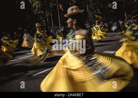 Barcelona, Spanien. 12. Oktober, 2019: Mitglieder einer bolivianischen folk Gruppe in Karneval Kostüme Tanz, wie sie eine Parade durch Barcelona zu den Columbus Day Credit: Matthias Oesterle/Alamy Leben Nachrichten feiern Stockfoto