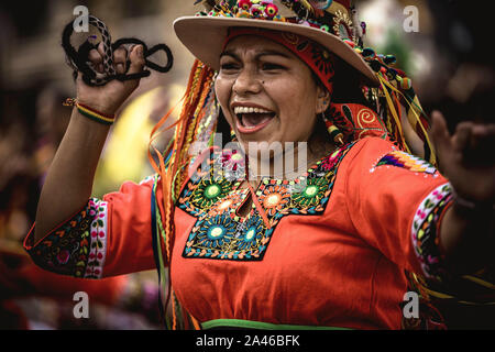 Barcelona, Spanien. 12. Oktober, 2019: Mitglieder einer bolivianischen folk Gruppe in Karneval Kostüme Tanz, wie sie eine Parade durch Barcelona zu den Columbus Day Credit: Matthias Oesterle/Alamy Leben Nachrichten feiern Stockfoto