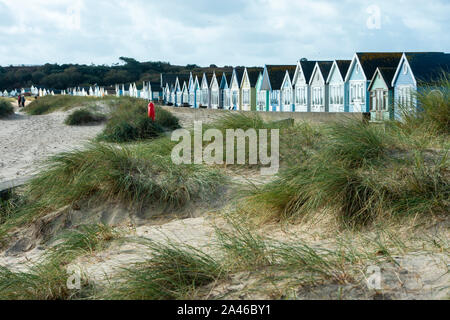 Holiday Beach Huts entlang der malerischen Mudeford Spit in Hengistbury Head in Dorset. Die Strandhütten sind als die teuerste Strand Hütten im Land, obwohl Sie kein fließendes Wasser, WC-Anlagen und Strom betrachtet. Stockfoto
