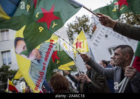 Warszawa, Mazowieckie, Polen. 11 Okt, 2019. Kurdische Volk wehenden Fahnen während des Protestes. Hunderte Leute an die türkische Botschaft in Warschau versammelt, um gegen die türkische Invasion des nördlichen Syrien zu protestieren und ihre Solidarität mit dem kurdischen Volk zu zeigen. Die Demonstranten waren die ursprünglichen Kurden, die mit der Flagge von Kurdistan, YPG (durch den Menschen Schutz Einheiten), PKK (Arbeiterpartei Kurdistans) und mit dem Bild von Abdullah Ã-Calan, PKK-Führer. Credit: Attila Husejnow/SOPA Images/ZUMA Draht/Alamy leben Nachrichten Stockfoto