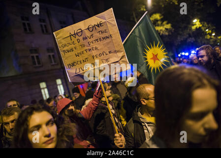 Warszawa, Mazowieckie, Polen. 11 Okt, 2019. Menschen mit anti-Krieg Plakate und Fahnen während des Protestes. Hunderte Leute an die türkische Botschaft in Warschau versammelt, um gegen die türkische Invasion des nördlichen Syrien zu protestieren und ihre Solidarität mit dem kurdischen Volk zu zeigen. Die Demonstranten waren die ursprünglichen Kurden, die mit der Flagge von Kurdistan, YPG (durch den Menschen Schutz Einheiten), PKK (Arbeiterpartei Kurdistans) und mit dem Bild von Abdullah Ã-Calan, PKK-Führer. Credit: Attila Husejnow/SOPA Images/ZUMA Draht/Alamy leben Nachrichten Stockfoto