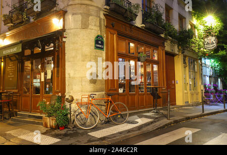 Die traditionellen französischen Café Au Bougnat bei Nacht, Paris, Frankreich. Stockfoto