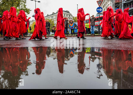London, UK, 12. Oktober 2019. Zehntausende von Menschen nehmen an der Ausrottung Rebellion Trauer März - Der März war für die Menschen zusammen zu kommen und die Trauer suchen Sie noch nicht über das, was bereits verloren wurde, zum Ausdruck gebracht haben, und für den Verlust, die ist zu kommen" - Der sechste Tag des Aussterbens Rebellion Oktober Aktion die Straßen in Central London blockiert hat. Sie sind einmal hervorheben, das Klima, mit der Zeit den Planeten vor einer Klimakatastrophe zu speichern. Dies ist Teil der laufenden ER und andere Proteste zu handeln, die von der BRITISCHEN Regierung auf der "Klima cri Nachfrage Stockfoto