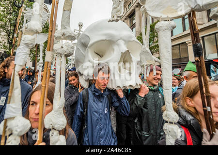 London, UK, 12. Oktober 2019. Zehntausende von Menschen nehmen an der Ausrottung Rebellion Trauer März - Der März war für die Menschen zusammen zu kommen und die Trauer suchen Sie noch nicht über das, was bereits verloren wurde, zum Ausdruck gebracht haben, und für den Verlust, die ist zu kommen" - Der sechste Tag des Aussterbens Rebellion Oktober Aktion die Straßen in Central London blockiert hat. Sie sind einmal hervorheben, das Klima, mit der Zeit den Planeten vor einer Klimakatastrophe zu speichern. Dies ist Teil der laufenden ER und andere Proteste zu handeln, die von der BRITISCHEN Regierung auf der "Klima cri Nachfrage Stockfoto