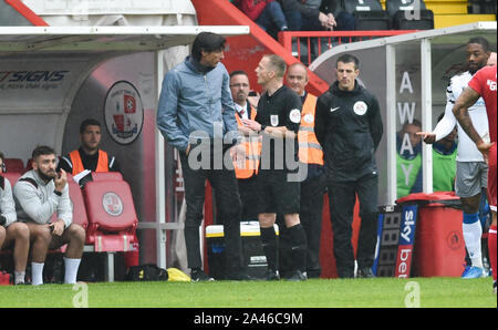 Crawley, UK, 12. Oktober 2019 - Crawley Head Coach Gabriele Cioffi ist durch den Schiedsrichter Martin Coy während des Skybet Liga Match zwischen Crawley und Colchester United auf die Leute in der Pension Stadion gesprochen. Foto: Simon Dack TPI/Alamy leben Nachrichten Stockfoto