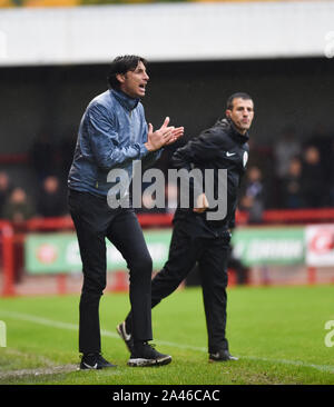 Crawley, UK, 12. Oktober 2019 - Crawley Head Coach Gabriele Cioffi während des Skybet Liga Match zwischen Crawley und Colchester United auf die Leute in der Pension Stadion. Foto: Simon Dack TPI/Alamy leben Nachrichten Stockfoto