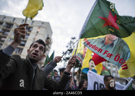 Warszawa, Mazowieckie, Polen. 11 Okt, 2019. Kurdische Volk wehenden Fahnen während des Protestes. Hunderte Leute an die türkische Botschaft in Warschau versammelt, um gegen die türkische Invasion des nördlichen Syrien zu protestieren und ihre Solidarität mit dem kurdischen Volk zu zeigen. Die Demonstranten waren die ursprünglichen Kurden, die mit der Flagge von Kurdistan, YPG (durch den Menschen Schutz Einheiten), PKK (Arbeiterpartei Kurdistans) und mit dem Bild von Abdullah Ã-Calan, PKK-Führer. Credit: Attila Husejnow/SOPA Images/ZUMA Draht/Alamy leben Nachrichten Stockfoto