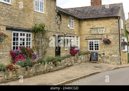 Die Rose & Crown, einem beliebten aus Stein gebauten Pub, in dem Dorf Yardley Hastings, Northamptonshire, Großbritannien Stockfoto