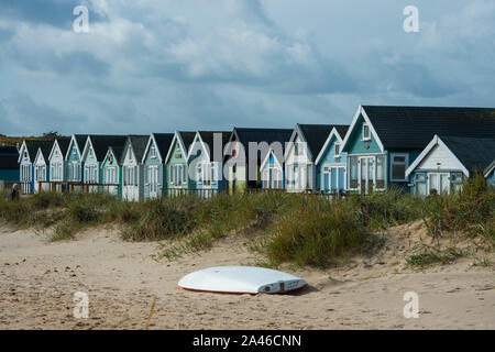 Holiday Beach Huts entlang der malerischen Mudeford Spit in Hengistbury Head in Dorset. Die Strandhütten sind als die teuerste Strand Hütten im Land, obwohl Sie kein fließendes Wasser, WC-Anlagen und Strom betrachtet. Stockfoto