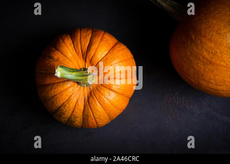 Punkins auf einem urigen Hintergrund für ein Thanksgiving Zusammenfassung Stockfoto