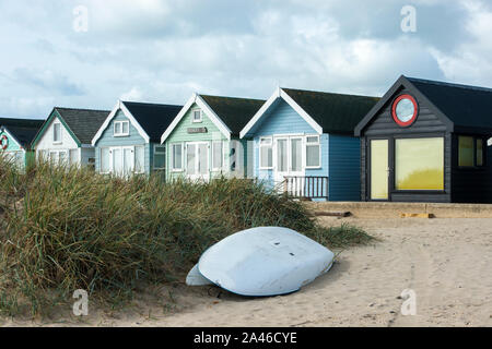 Holiday Beach Huts entlang der malerischen Mudeford Spit in Hengistbury Head in Dorset. Die Strandhütten sind als die teuerste Strand Hütten im Land, obwohl Sie kein fließendes Wasser, WC-Anlagen und Strom betrachtet. Stockfoto