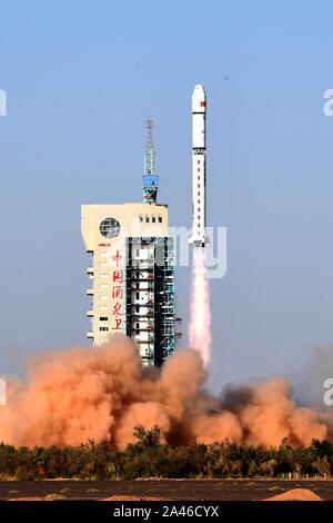 Auf einem langen Marsch-2D-Trägerrakete gestartet, Yunhai-1 02 Satelliten wird in die geplante Umlaufbahn vom Jiuquan Satellite Launch Center in Jiuquan Stadt geschickt, Stockfoto