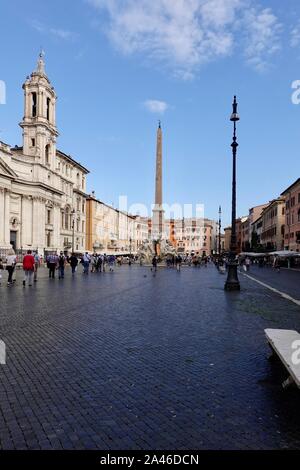 Touristen, die sich am frühen Morgen auf der Piazza Navona, Rom, Italien versammeln. Stockfoto