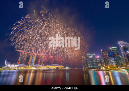 Singapur - 3. August: Traveller gehen das Feuerwerk zum Nationalfeiertag Vorschau an der Marina Bay, Singapore am 3. August 2019 zu sehen. Stockfoto