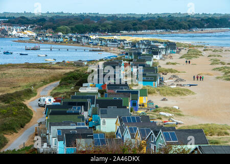 Holiday Beach Huts entlang der malerischen Mudeford Spit in Hengistbury Head in Dorset. Die Strandhütten sind als die teuerste Strand Hütten im Land, obwohl Sie kein fließendes Wasser, WC-Anlagen und Strom betrachtet. Stockfoto