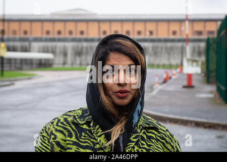 Rapper MIA spricht mit den Medien nach dem Besuch von Wikileaks Gründer Julian Assange im Belmarsh Prison im Süden Londons. Stockfoto