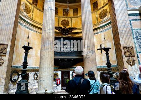 Menschen, Touristen, am Grab von Vittorio Emanuel II (Victor Emanuel II.), dem ersten König eines vereinten Italiens seit dem 6. Jahrhundert, Pantheon, Rom. Stockfoto