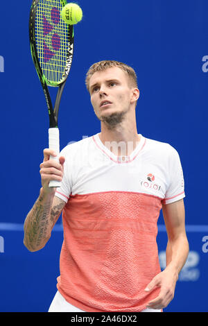 Alexander Bublik von Kasachstan wird die Kugel gegen Pablo Carreno Busta Spanien im Finale der Herren Einzel an ATP2019 Öffnen in Chengdu Chengdu cit Stockfoto