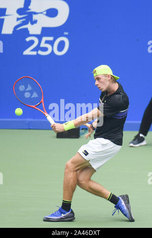 Alexander Bublik von Kasachstan wird die Kugel gegen Pablo Carreno Busta Spanien im Finale der Herren Einzel an ATP2019 Öffnen in Chengdu Chengdu ci Stockfoto