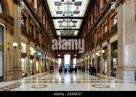 Menschen in der Galleria Alberto Sordi, einer Einkaufspassage im Jugendstil, Piazza Colonna, Rom, Italien. Stockfoto