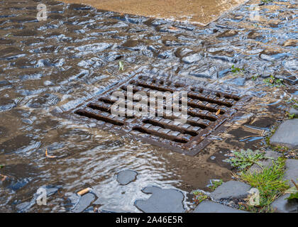 Regenwasser-Kanal in einer Flut Stockfoto