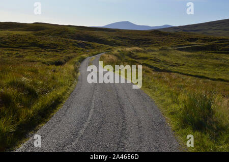 Leere einspurige Straße in den schottischen Highlands des nördlichen Schottland Großbritannien Stockfoto