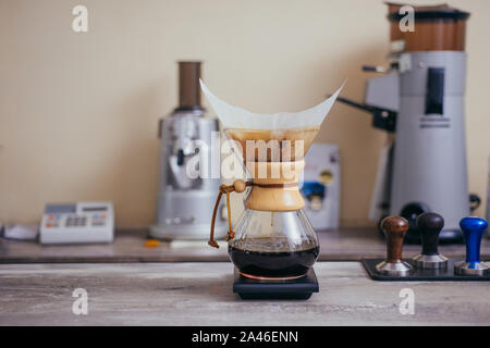 Die gebrühten Kaffee von Dämpfen Filter tropft Stil Stockfoto