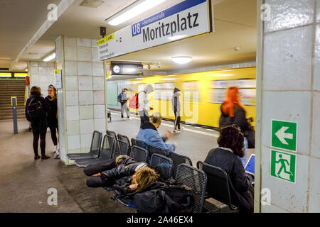 Berlin, Deutschland. 10 Okt, 2019. Ein Mann auf einer Bank in der Nähe der U-Bahn Station am Moritzplatz in Berlin-Kreuzberg. Quelle: Stefan Jaitner/dpa/Alamy leben Nachrichten Stockfoto