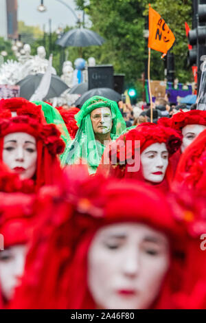 London, UK, 12. Oktober 2019. Die rote Rebellen Brigade führte die Weise, langsam - Zehntausende Menschen besuchen das Aussterben Rebellion Trauer März - Der März war für Menschen zusammen zu kommen, und suchen Sie die Trauer, die Sie noch nicht über das, was bereits verloren wurde, zum Ausdruck gebracht haben, und für den Verlust, die ist zu kommen" - Der sechste Tag des Aussterbens Rebellion Oktober Aktion die Straßen in Central London blockiert hat. Sie sind einmal hervorheben, das Klima, mit der Zeit den Planeten vor einer Klimakatastrophe zu speichern. Dies ist Teil der laufenden ER und andere Proteste ac zu verlangen. Stockfoto