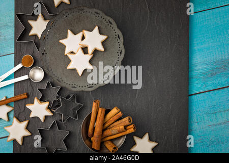 Traditionelle deutsche Star Cookies mit Zimt für Weihnachten oder Yom Kippur. Stockfoto