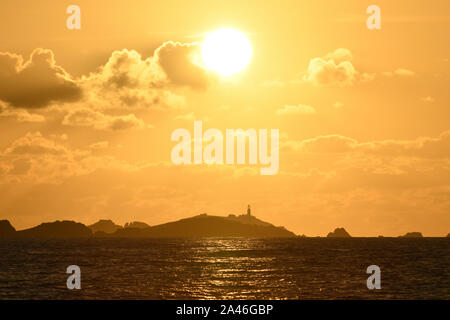 Isle of Scilly - Sonnenuntergang über Round Island Lighthouse Stockfoto