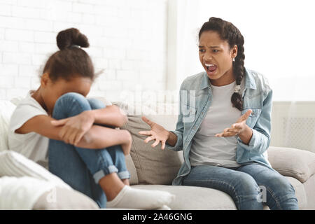 Mädchen schreien an jüngere Schwester, zu Hause zu kämpfen Stockfoto