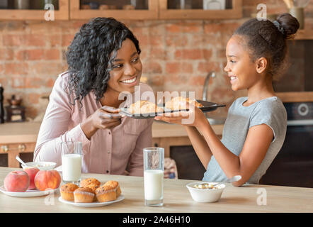 Gerne kleine Mädchen, selbst gebackene Croissants zu Mom Stockfoto