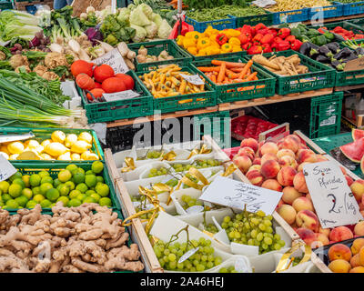 Organische frische Obst und Gemüse auf einem Markt Stockfoto