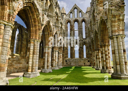 Chor und Wand des Heiligtums von gotische Ruinen von Whitby Abbey Church im Sonnenschein North York Moors National Park England Stockfoto