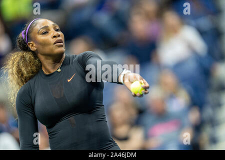 Serena Williams aus den USA konkurrieren im Halbfinale der Frauen der 2019 US Open Tennis Championships. Stockfoto