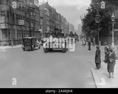 12. Mai 1926. Port Street, London, England. Soldaten in gepanzerten Autos auf den Straßen von London in einem Versuch, die Kontrolle zu halten und die grundlegenden Dienstleistungen aufrechtzuerhalten, während des Generalstreiks in Großbritannien, das vom 3. bis 12. Mai 1926 dauerte. Stockfoto