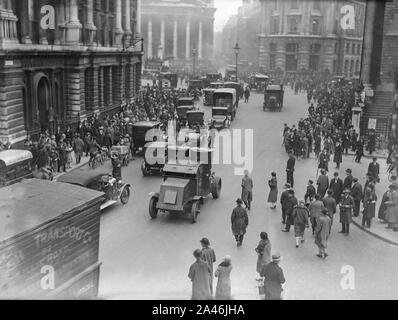 12. Mai 1926. London, England. Soldaten in gepanzerten Autos auf den Straßen von London in einem Versuch, die Kontrolle zu halten und die grundlegenden Dienstleistungen aufrechtzuerhalten, während des Generalstreiks in Großbritannien, das vom 3. bis 12. Mai 1926 dauerte. Stockfoto