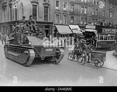 10. Mai 1926. London, England. Soldaten in gepanzerten Autos auf den Straßen von London in einem Versuch, die Kontrolle zu halten und die grundlegenden Dienstleistungen aufrechtzuerhalten, während des Generalstreiks in Großbritannien, das vom 3. bis 12. Mai 1926 dauerte. Stockfoto