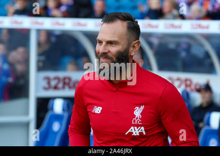 12. Oktober 2019, das Ibrox Stadium, Glasgow, UK. Ibrox Stadion, der Heimat der Glasgow Rangers Football Club ein Match zwischen Förster Legenden (Rentner und ex-Spieler) gegen Liverpool Legenden (Rentner und ex-Spieler) mit ALEX McLEISH (ex-Schottland Manager) als der Krippe von Förster und IAN RUSH MBE (ehemalige Liverpool nach vorne) als Manager von Liverpool gehostet werden. STEVEN GERRARD, der für Liverpool gespielt hat und ist der aktuelle Manager der Rangers spielen für beide Mannschaften zu einem bestimmten Zeitpunkt werden während des Spiels. Credit: Findlay/Alamy Nachrichten Stockfoto